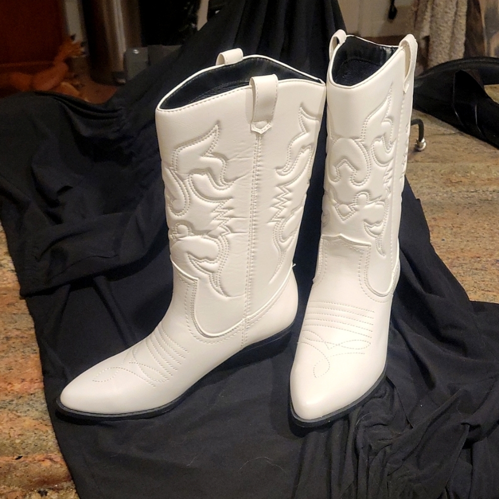 NWOT Women's size 9.5 Soda Cowboy Boots